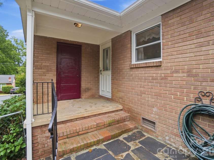 6239 Netherwood Drive, Charlotte, NC 28210.  MLS# CAR4380008, YatesRealty ID 26458. 