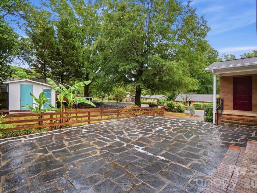 6239 Netherwood Drive, Charlotte, NC 28210.  MLS# CAR4380008, YatesRealty ID 26458. 