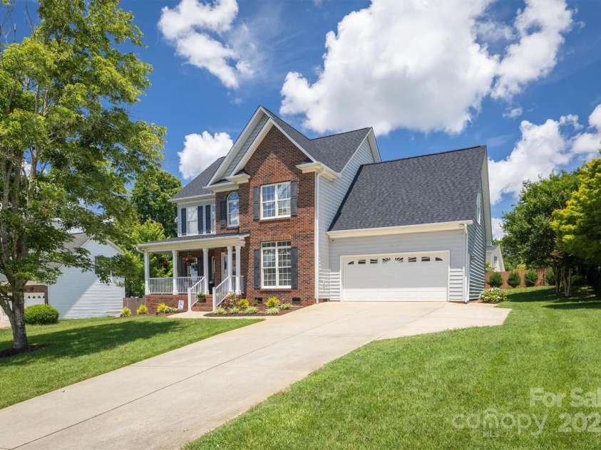 2574 Ironwood Drive, Hickory, NC 28602.  MLS# CAR4278212, YatesRealty ID 26459. 