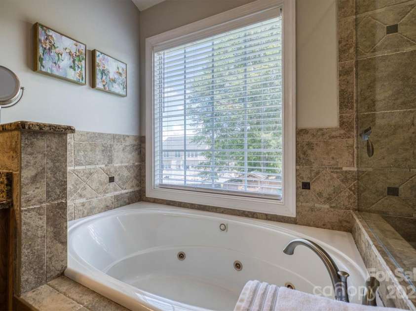 2574 Ironwood Drive, Hickory, NC 28602.  MLS# CAR4278212, YatesRealty ID 26459. 