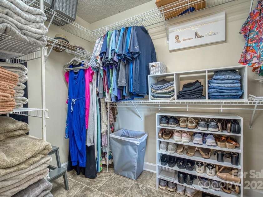 2574 Ironwood Drive, Hickory, NC 28602.  MLS# CAR4278212, YatesRealty ID 26459. 