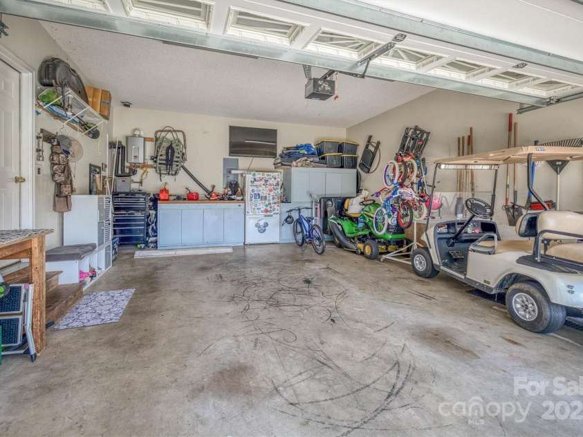 2574 Ironwood Drive, Hickory, NC 28602.  MLS# CAR4278212, YatesRealty ID 26459. 