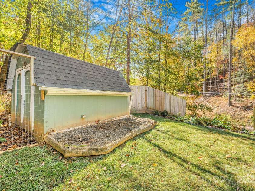 226 Fish Pond Lane, Burnsville, NC 28714.  MLS# CAR4326469, YatesRealty ID 2646. Chicken coop and run.