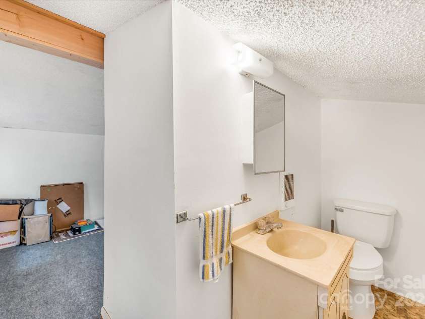 226 Fish Pond Lane, Burnsville, NC 28714.  MLS# CAR4326469, YatesRealty ID 2646. Upstairs bathroom.
