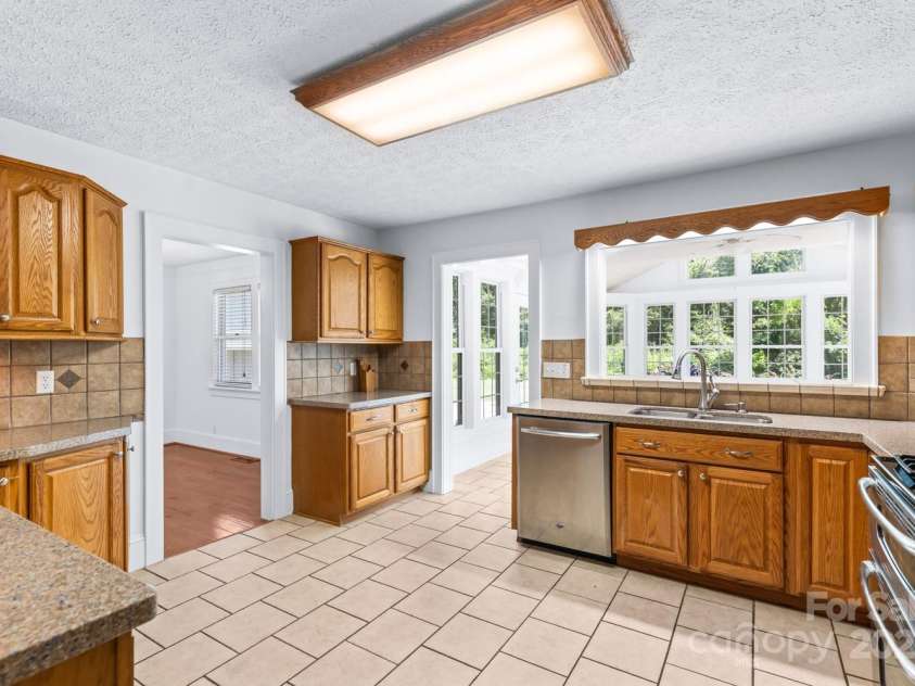 92 Winston Avenue, Asheville, NC 28803.  MLS# CAR4277566, YatesRealty ID 26461. 