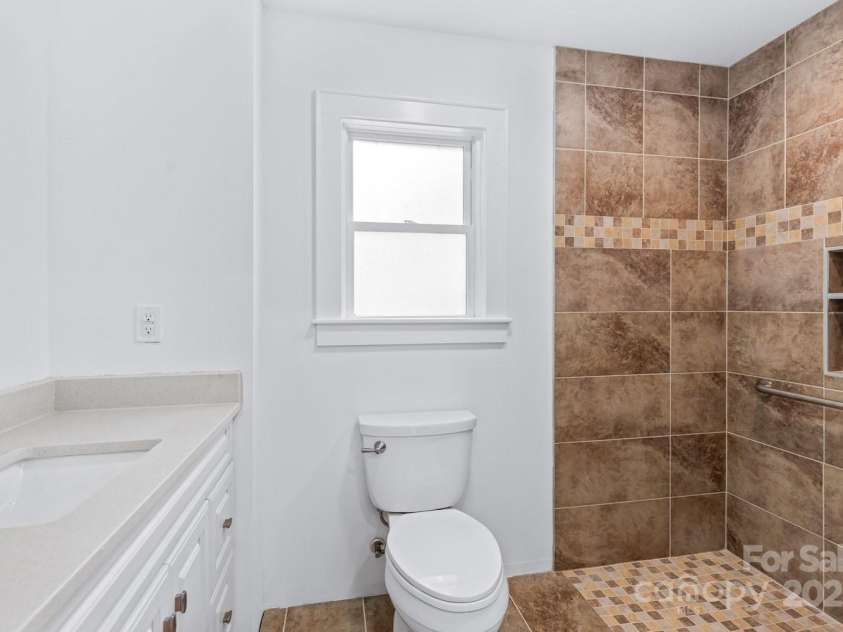 92 Winston Avenue, Asheville, NC 28803.  MLS# CAR4277566, YatesRealty ID 26461. Main floor Bath