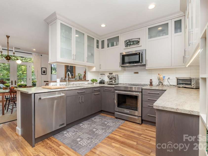 830 Cherokee Road, Charlotte, NC 28207.  MLS# CAR4278493, YatesRealty ID 26462. 