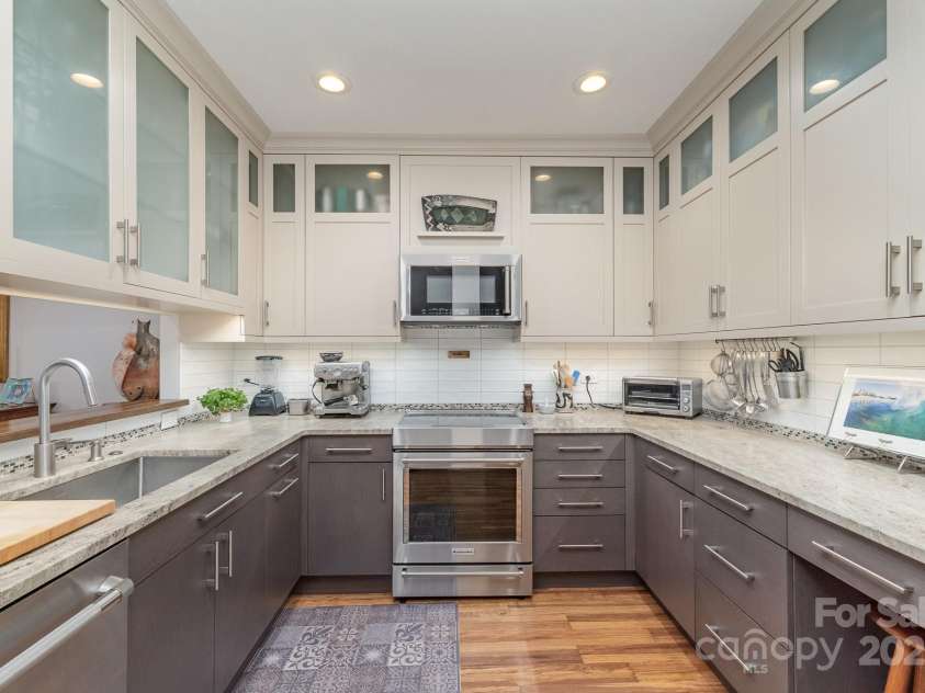 830 Cherokee Road, Charlotte, NC 28207.  MLS# CAR4278493, YatesRealty ID 26462. 