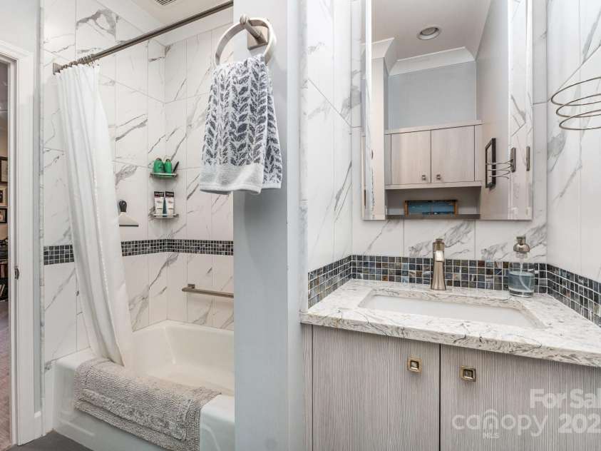 830 Cherokee Road, Charlotte, NC 28207.  MLS# CAR4278493, YatesRealty ID 26462. 