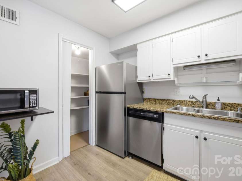 3720 Park Road, Charlotte, NC 28209.  MLS# CAR4412025, YatesRealty ID 26463. 