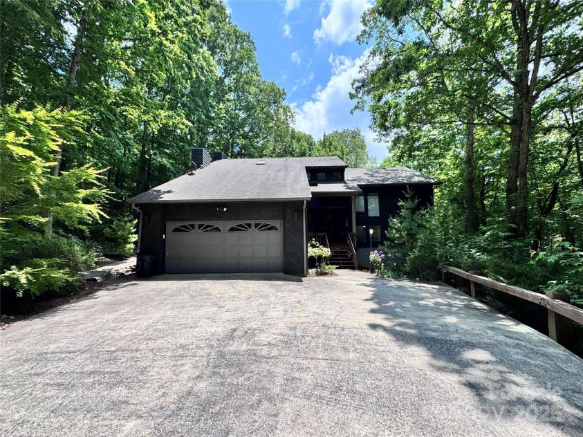 67 Cliffview Drive, Asheville, NC 28803.  MLS# CAR4267157, YatesRealty ID 26464. 