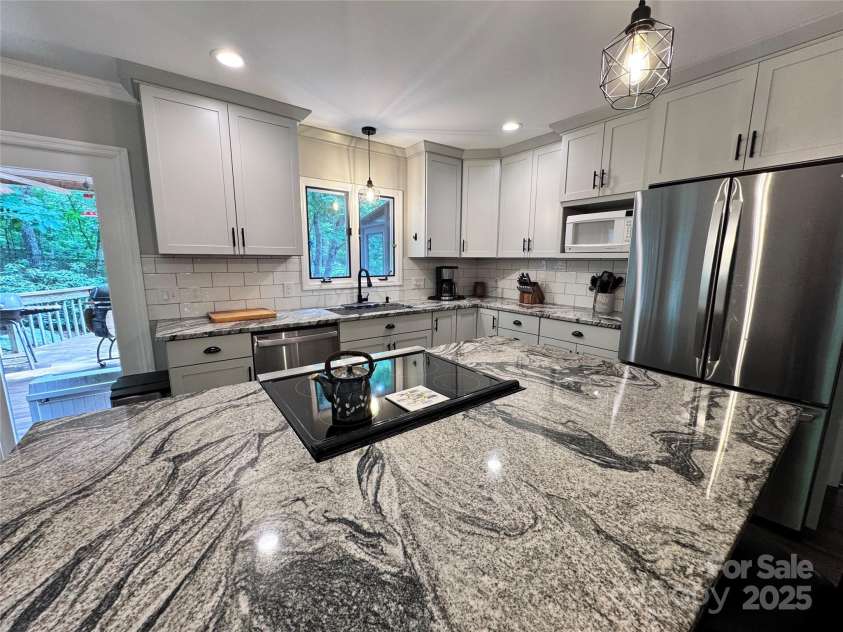 67 Cliffview Drive, Asheville, NC 28803.  MLS# CAR4267157, YatesRealty ID 26464. 