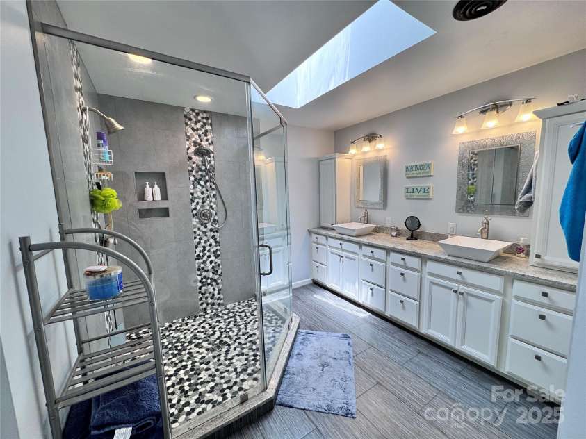 67 Cliffview Drive, Asheville, NC 28803.  MLS# CAR4267157, YatesRealty ID 26464. 