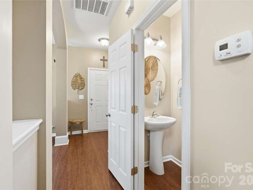 4613 Craigmoss Lane, Charlotte, NC 28278.  MLS# CAR4377907, YatesRealty ID 26465. 