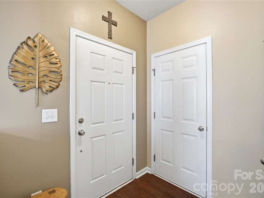4613 Craigmoss Lane, Charlotte, NC 28278.  MLS# CAR4377907, YatesRealty ID 26465. 