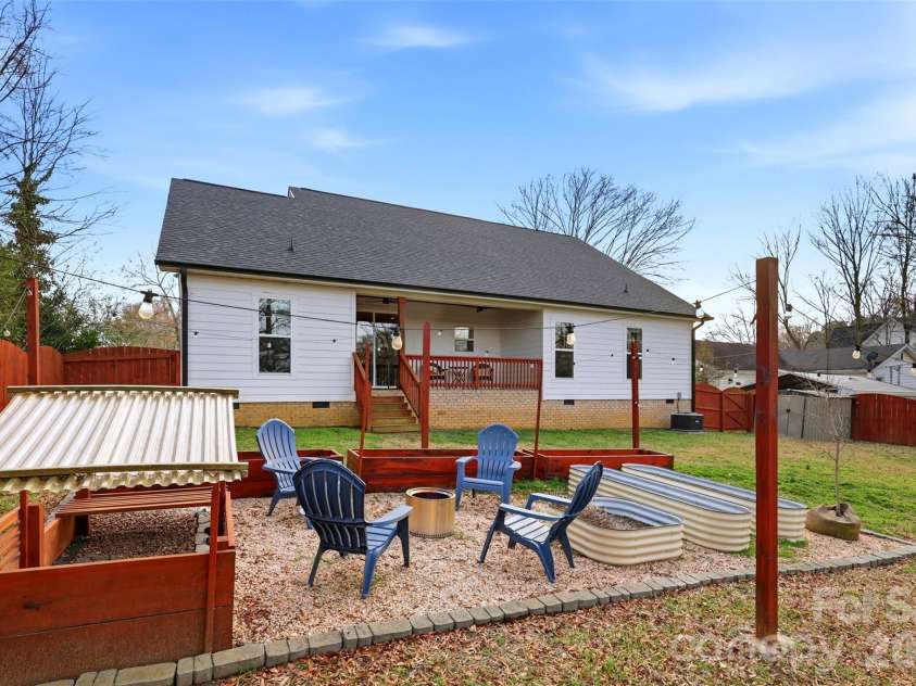 320 Elm Street, Belmont, NC 28012.  MLS# CAR4354879, YatesRealty ID 26466. 