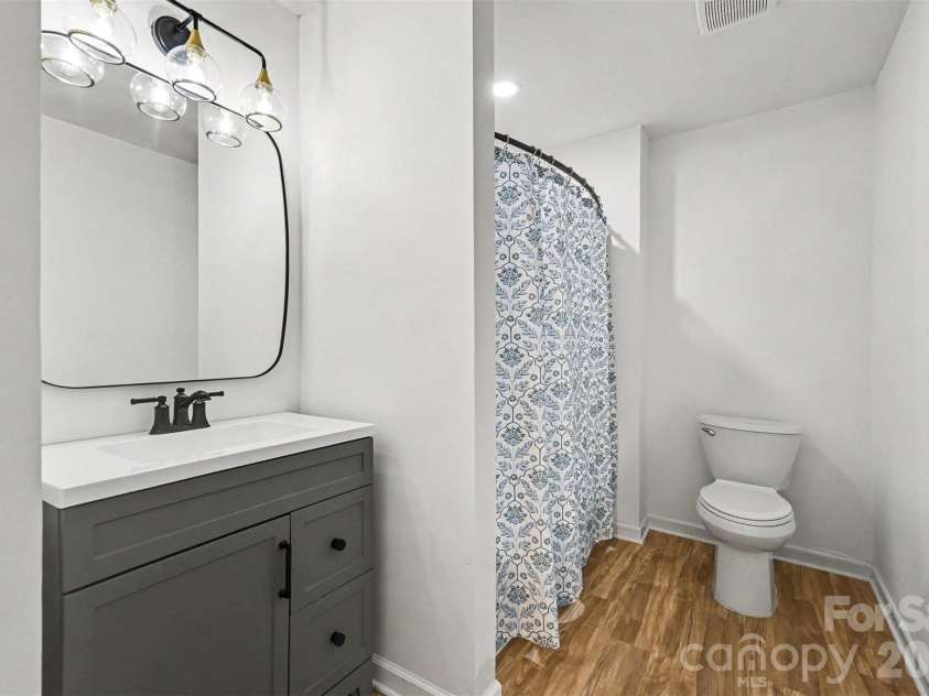 8129 Park Vista Circle, Charlotte, NC 28226.  MLS# CAR4384890, YatesRealty ID 26471. Bathroom 2