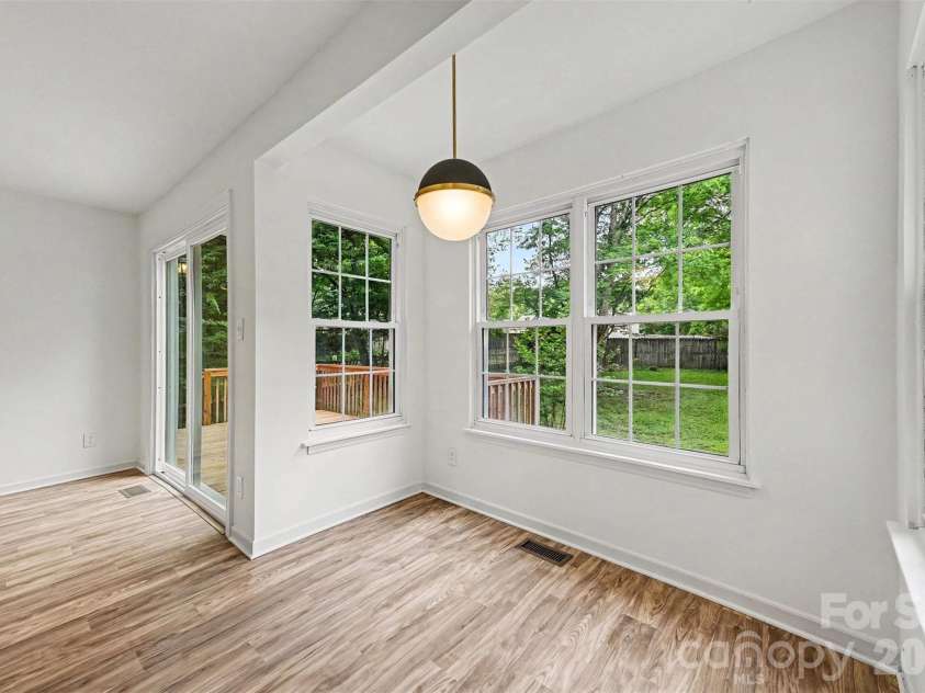 8129 Park Vista Circle, Charlotte, NC 28226.  MLS# CAR4384890, YatesRealty ID 26471. Breakfast Nook