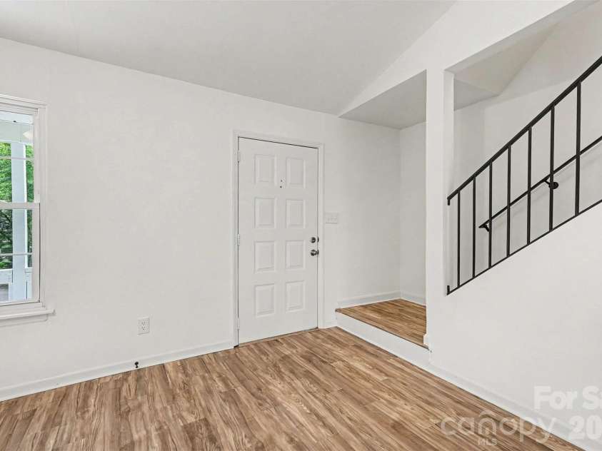 8129 Park Vista Circle, Charlotte, NC 28226.  MLS# CAR4384890, YatesRealty ID 26471. Entryway