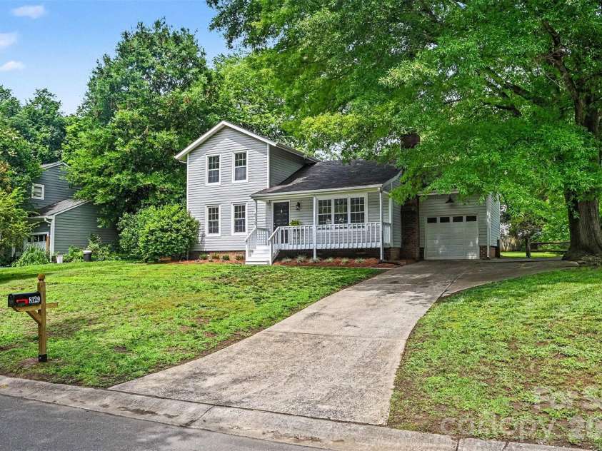 8129 Park Vista Circle, Charlotte, NC 28226.  MLS# CAR4384890, YatesRealty ID 26471. Front Driveway