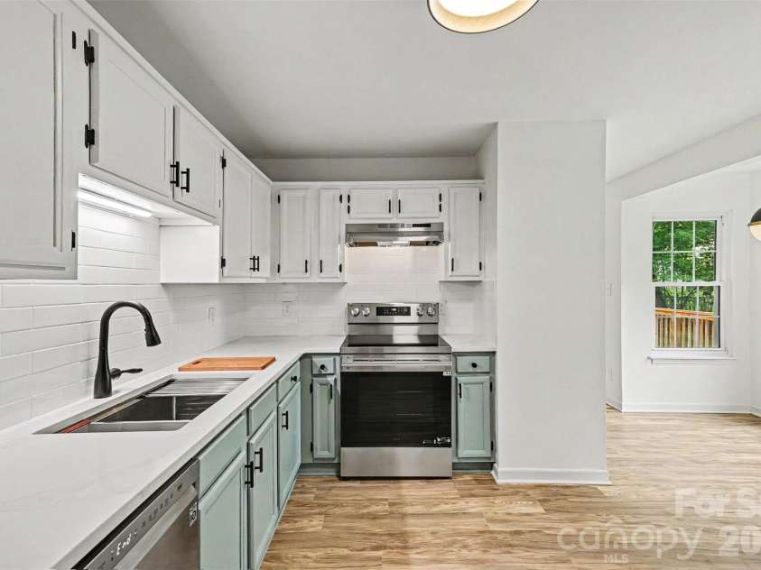 8129 Park Vista Circle, Charlotte, NC 28226.  MLS# CAR4384890, YatesRealty ID 26471. Kitchen