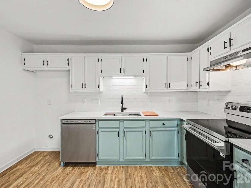 8129 Park Vista Circle, Charlotte, NC 28226.  MLS# CAR4384890, YatesRealty ID 26471. Kitchen