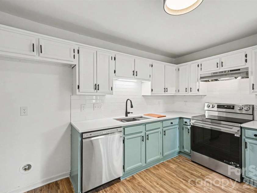 8129 Park Vista Circle, Charlotte, NC 28226.  MLS# CAR4384890, YatesRealty ID 26471. Kitchen