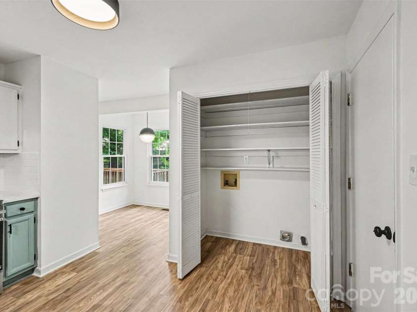 8129 Park Vista Circle, Charlotte, NC 28226.  MLS# CAR4384890, YatesRealty ID 26471. Kitchen & Laundry