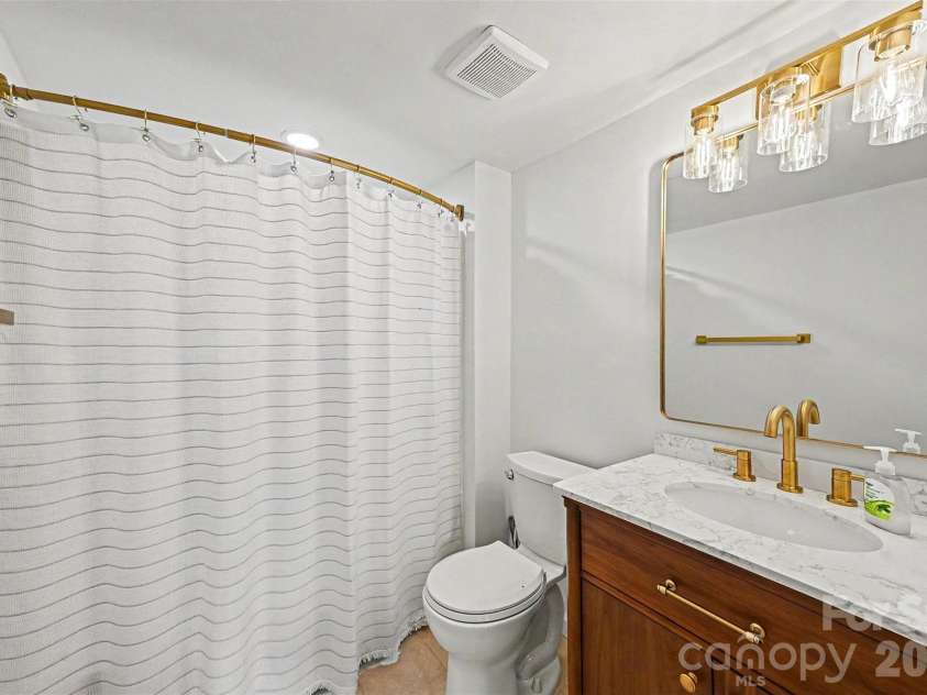 8129 Park Vista Circle, Charlotte, NC 28226.  MLS# CAR4384890, YatesRealty ID 26471. Primary Bathroom