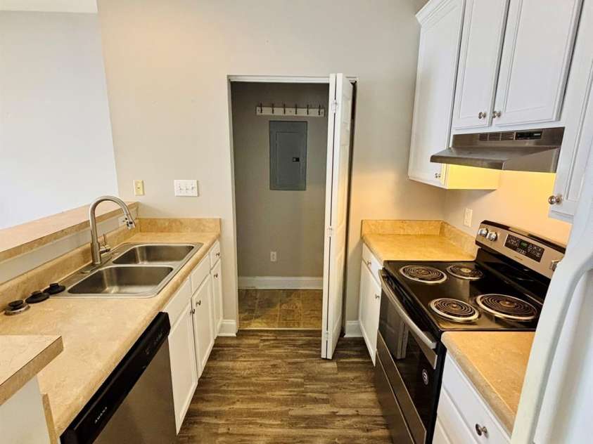 917 Shearer Street, Davidson, NC 28036.  MLS# CAR4280904, YatesRealty ID 26471. Galley Kitchen