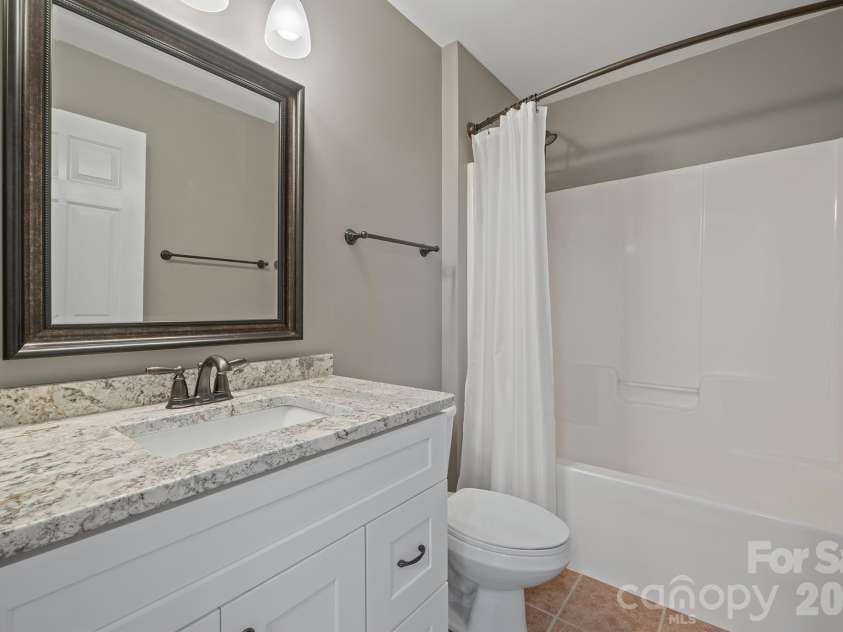 14509 Greenpoint Lane, Huntersville, NC 28078.  MLS# CAR4380000, YatesRealty ID 26472. Upper hall bath