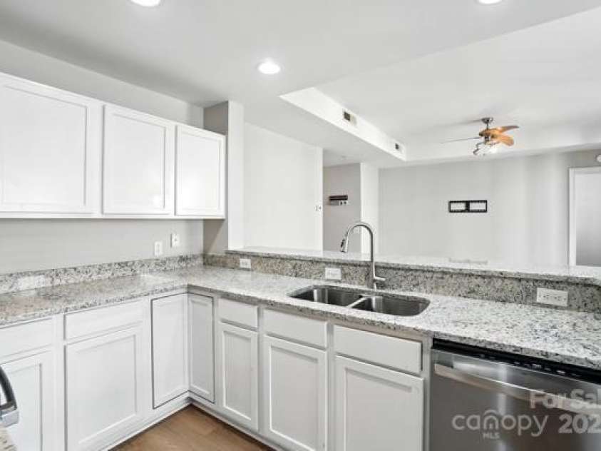 718 West Trade Street, Charlotte, NC 28202.  MLS# CAR4278302, YatesRealty ID 26474. 