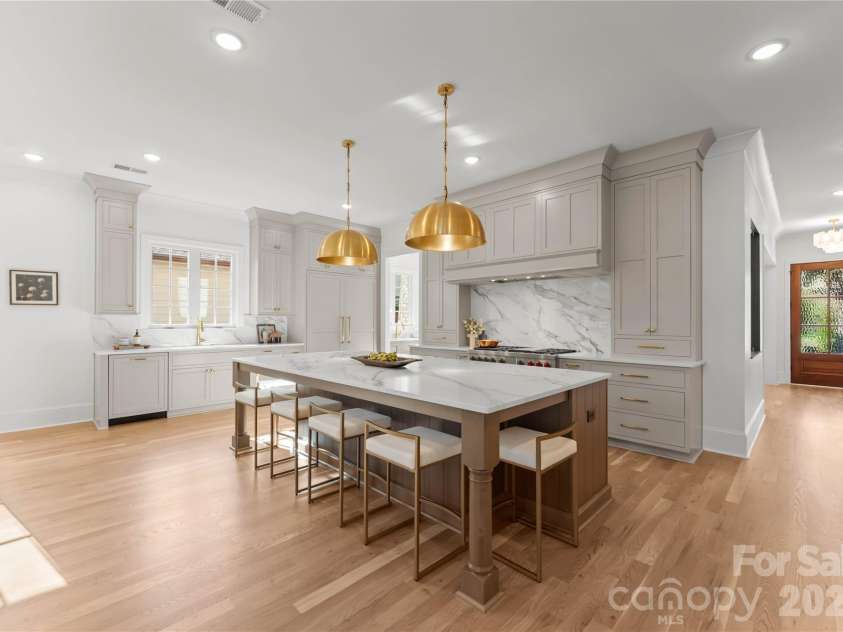 154 Canterbury Road, Charlotte, NC 28211.  MLS# CAR4361164, YatesRealty ID 26476. 