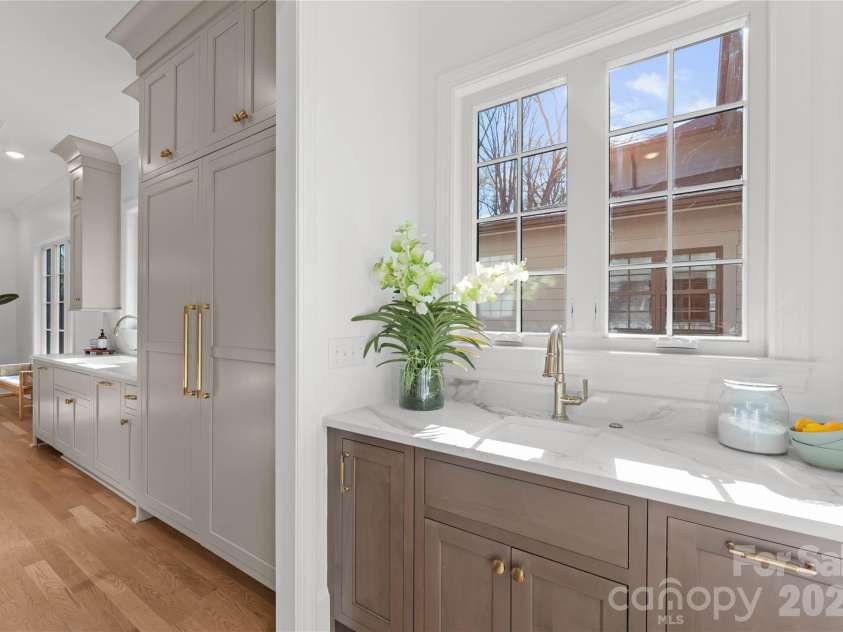 154 Canterbury Road, Charlotte, NC 28211.  MLS# CAR4402308, YatesRealty ID 26476. 