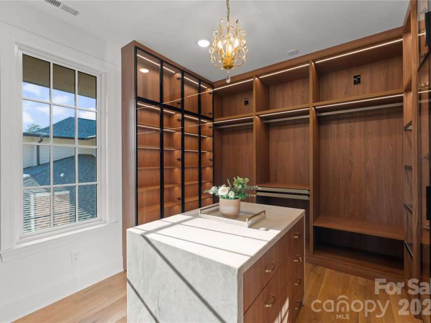 154 Canterbury Road, Charlotte, NC 28211.  MLS# CAR4402308, YatesRealty ID 26476. 