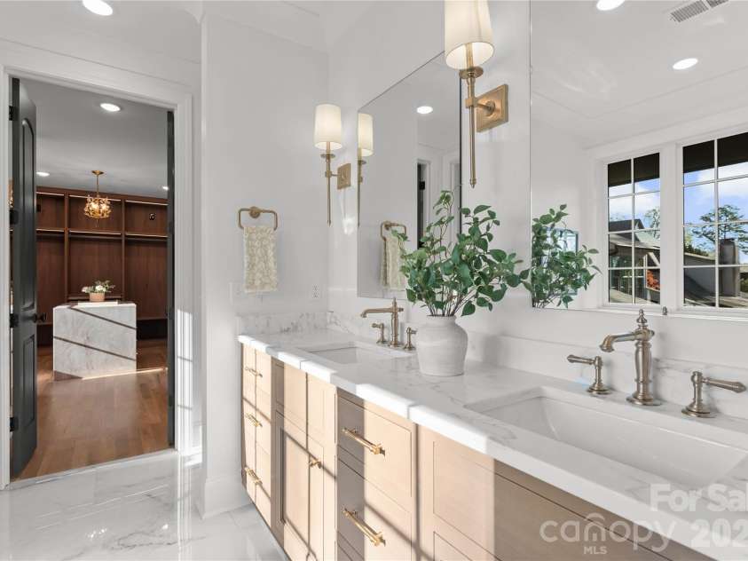 154 Canterbury Road, Charlotte, NC 28211.  MLS# CAR4402308, YatesRealty ID 26476. 