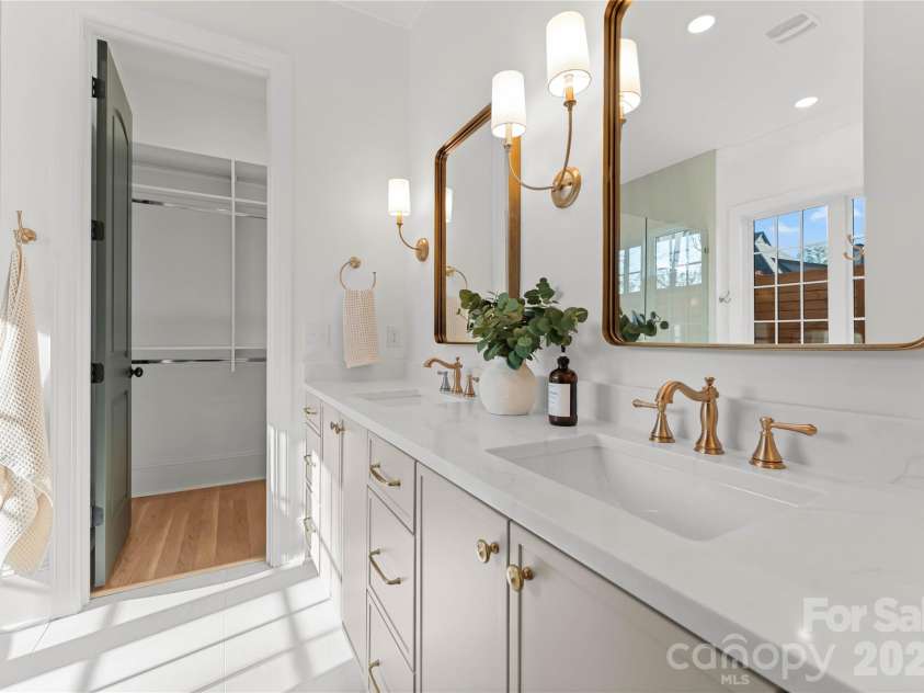 154 Canterbury Road, Charlotte, NC 28211.  MLS# CAR4402308, YatesRealty ID 26476. 