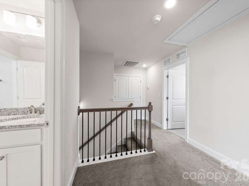 411 Hickory View Drive, Rock Hill, SC 29732.  MLS# CAR4376381, YatesRealty ID 26478. Spacious Landing