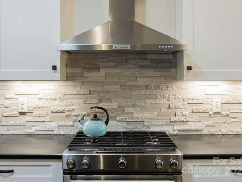 28 Woodland Aster Way, Asheville, NC 28804.  MLS# CAR4212425, YatesRealty ID 26479. Elegant tilework & gas stove with hood