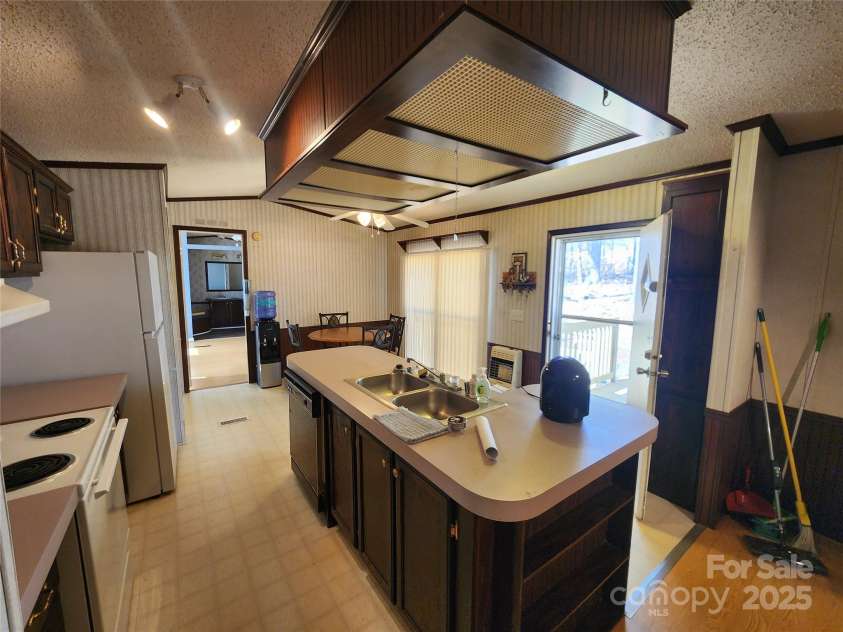 790 Lake Shore Avenue, Lexington, NC 27292.  MLS# CAR4235010, YatesRealty ID 2648. 