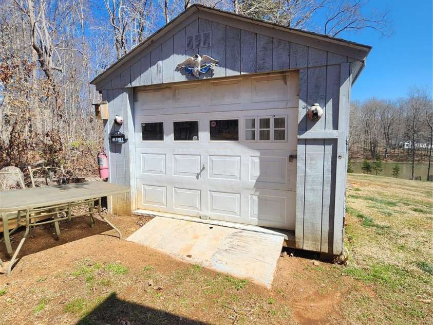 790 Lake Shore Avenue, Lexington, NC 27292.  MLS# CAR4235010, YatesRealty ID 2648. 