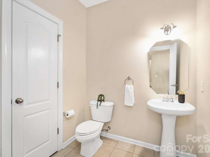 5110 Dragonfly Lane, Charlotte, NC 28277.  MLS# CAR4382717, YatesRealty ID 26480. Powder Room