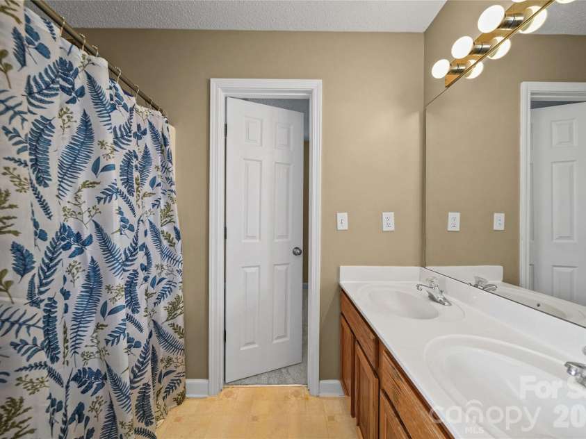 9233 Simonton Drive, Charlotte, NC 28269.  MLS# CAR4384205, YatesRealty ID 26481. 