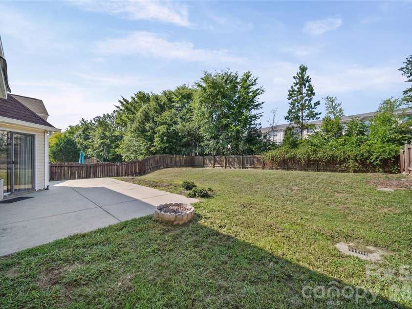 9233 Simonton Drive, Charlotte, NC 28269.  MLS# CAR4384205, YatesRealty ID 26481. Back yard