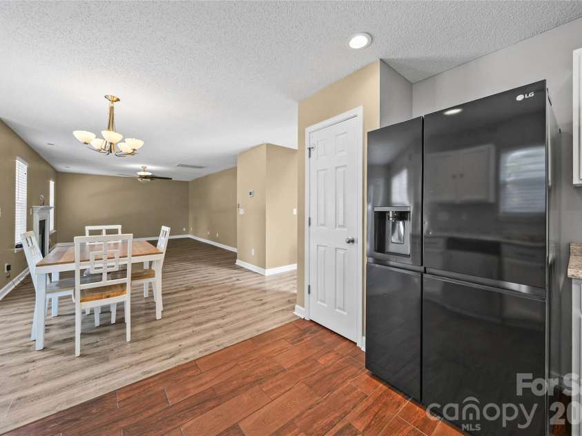 9233 Simonton Drive, Charlotte, NC 28269.  MLS# CAR4384205, YatesRealty ID 26481. Kitchen