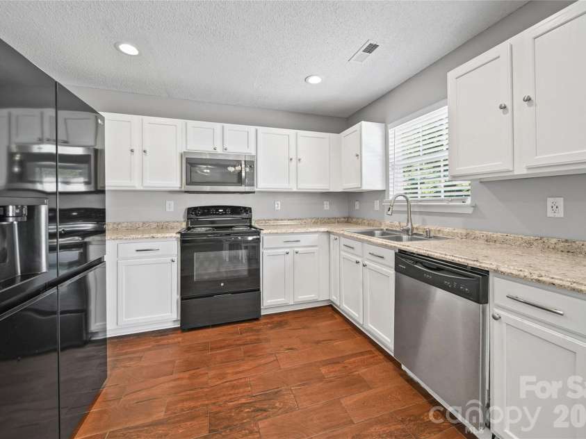 9233 Simonton Drive, Charlotte, NC 28269.  MLS# CAR4384205, YatesRealty ID 26481. Kitchenkitchen