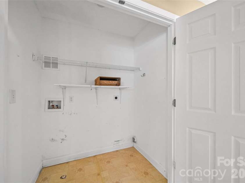 9233 Simonton Drive, Charlotte, NC 28269.  MLS# CAR4384205, YatesRealty ID 26481. Laundry
