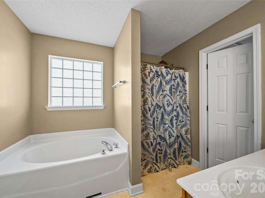 9233 Simonton Drive, Charlotte, NC 28269.  MLS# CAR4384205, YatesRealty ID 26481. Master bath