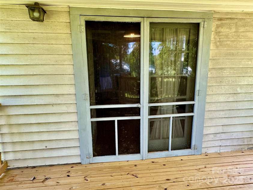 4689 Lakeview Acres Road, Valdese, NC 28690.  MLS# CAR4260635, YatesRealty ID 26482. 