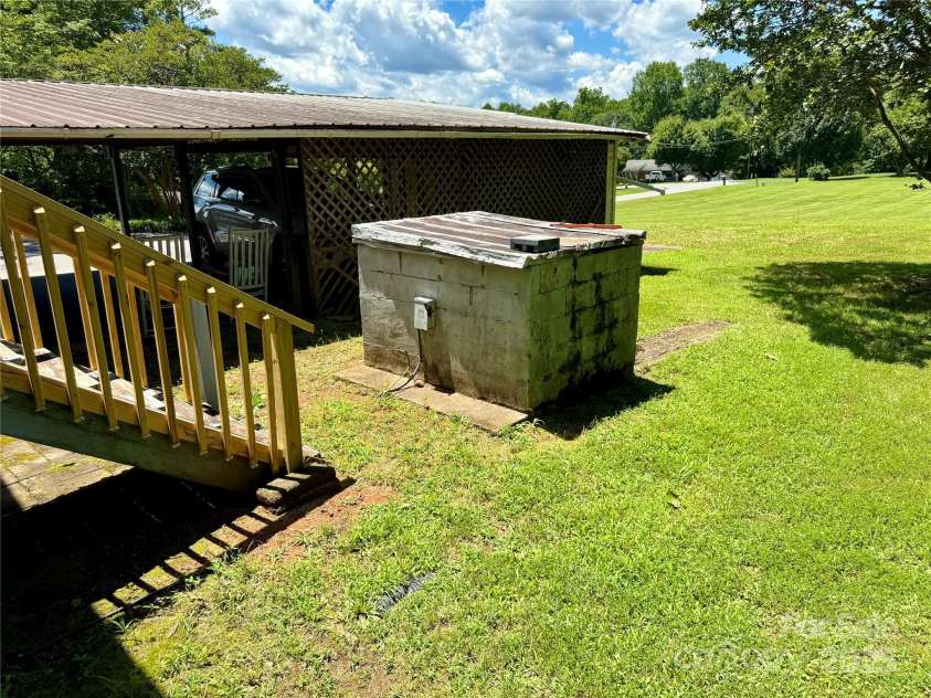 4689 Lakeview Acres Road, Valdese, NC 28690.  MLS# CAR4260635, YatesRealty ID 26482. 